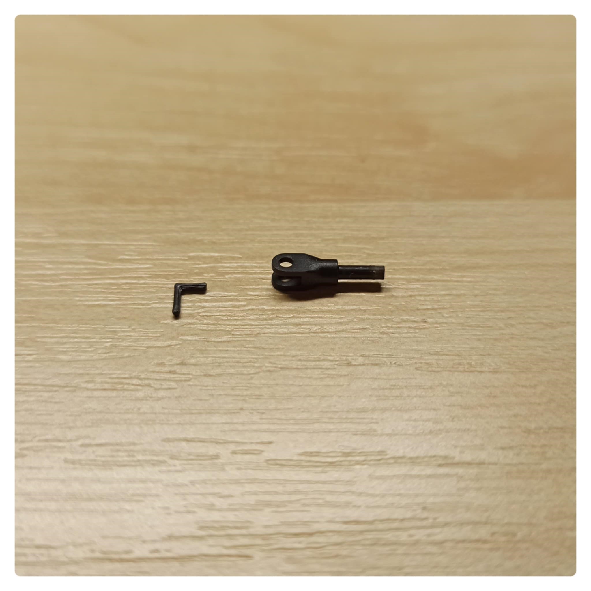Závěs 7mm s čepem 1:43